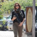 Cindy Crawford – Chats with a friend in Malibu