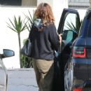 Cindy Crawford – Chats with a friend in Malibu