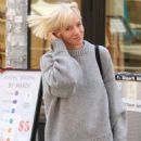Lily Allen – Sporting her blonde bob haircut in Manhattan’s SoHo neighborhood - 454 x 654