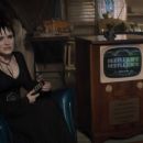 Beetlejuice Beetlejuice - Winona Ryder - 454 x 255