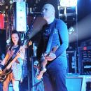 Billy Corgan Blacks Out, Tumbles Onstage - 454 x 726