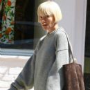 Lily Allen – Sporting her blonde bob haircut in Manhattan’s SoHo neighborhood - 454 x 659