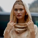 Chloe Lecareux – Stephane Rolland Fall-Winter 2023-2024 Haute Couture show in Paris - 454 x 681
