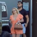 Britney Spears – Puts her diamond engagement ring on display at LAX in Los Angeles - 454 x 681