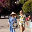 Paris Hilton – Posing with her mom Kathy Hilton in Malibu
