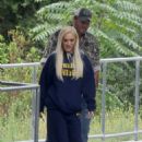 Gwen Stefani – With her husband Blake Shelton take a walk in Los Angeles - 454 x 646