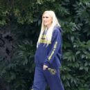 Gwen Stefani – With her husband Blake Shelton take a walk in Los Angeles - 454 x 617