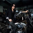 Slash, Gilby and Teddy support the UNCHAINED brand created by ex-SNAKEPIT Johnny Griparic: a portion of the amounts generated will be donated to the MusiCares Association - 454 x 255
