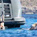 Chiara Ferragni – I na bikini in Ibiza