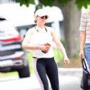 Scarlett Johansson – Picking up lunch in The Hamptons