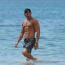 True Blood star Joe Manganiello shows off his muscles in Hawaii - 454 x 340