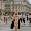 Chloe Lecareux – Stephane Rolland Fall-Winter 2023-2024 Haute Couture show in Paris - 454 x 681