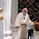 An older Ptolemy (Anthony Hopkins) muses about the past. (A bust of Philip of Macedonia on the left.)